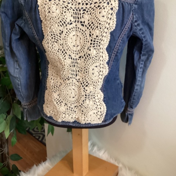 Gap Woman’s size 8 Jean Jacket with crochet lace panel in the back front… - Picture 4 of 16